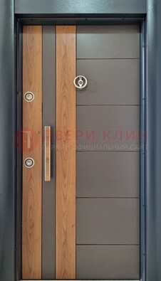 Коричневая входная дверь c МДФ панелью ЧД-01 в частный дом в Омске