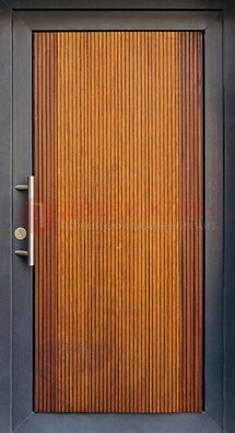Коричневая входная дверь c МДФ панелью ЧД-03 в частный дом в Омске