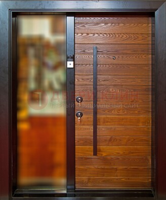 Коричневая входная дверь c МДФ панелью и стеклом ЧД-38 в частный дом в Омске
