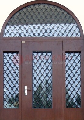 Крепкая стальная арочная дверь со стеклом и ковкой ДА-21 в Смоленске