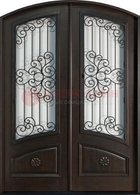 Арочная дверь со стеклом и ковкой ДА-33 в загородный дом в Омске