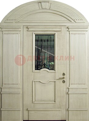 Белая входная дверь массив со стеклом и ковкой ДА-49 в Омске