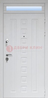 Белая металлическая дверь с фрамугой для коттеджа ДФГ-21 в Омске