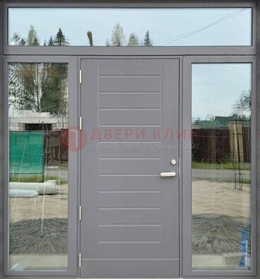 Серая стальная дверь с панелью МДФ и стеклянными фрамугами ДФГ-28 в Омске