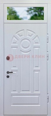 Белая входная дверь со стеклом и верхней фрамугой ДФГ-3 в Омске