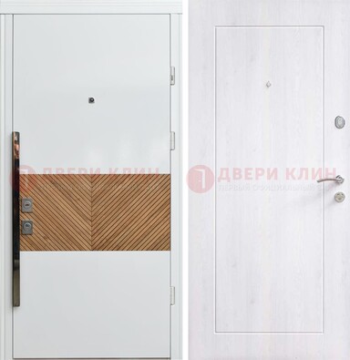 Белая железная дверь МДФ горизонтальной вставкой ДМ-265 в Омске