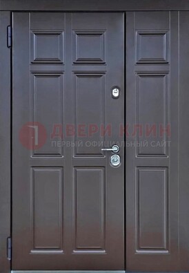 Тёмная двухстворчатая входная дверь для коттеджа с МДФ ДМ-533 в Омске