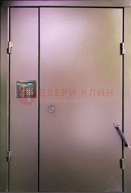 Коричневая стальная дверь в подъезд ДПД-1 в Омске