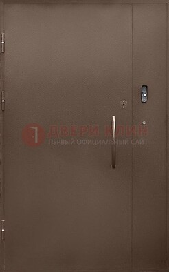 Коричневая металлическая подъездная дверь ДПД-2 в Омске
