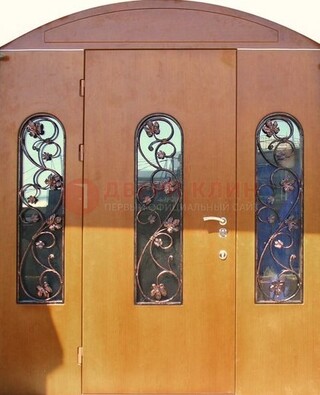 Парадная дверь со стеклянными вставками и ковкой ДПР-28 в общественное здание в Омске