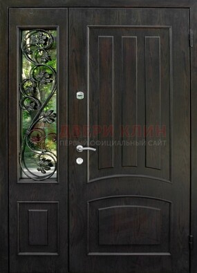 Парадная дверь со стеклянными вставками и ковкой ДПР-31 в кирпичный дом в Омске