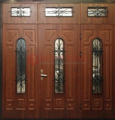 Парадная дверь с металлическими вставками и ковкой ДПР-72 в дом в Омске