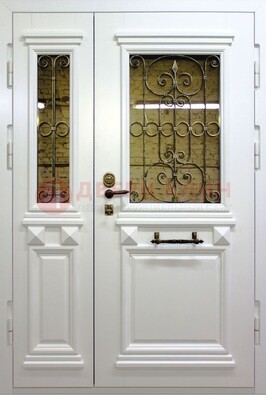Белая парадная металлическая дверь со стеклом и ковкой ДПР-83 в Омске