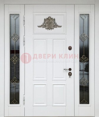 Белая входная парадная дверь со стеклом и ковкой ДПР-92 в Омске