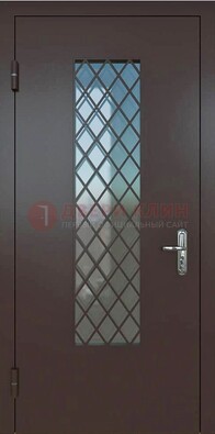 Темная металлическая дверь с решеткой и стеклом ДС-7 в Омске