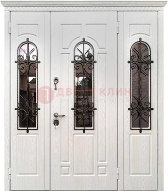 Белая распашная стальная дверь со стеклом и ковкой ДСК-125 в Омске