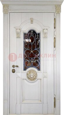 Белая железная дверь со стеклом и ковкой для кирпичного дома ДСК-155 в Омске