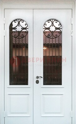 Белая стальная дверь стекло с ковкой и филенкой ДСК-201 в Омске