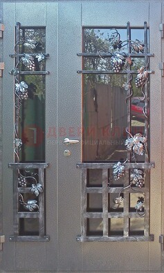 Распашная уличная дверь Порошок со стеклом и ковкой ДСК-221 в Омске