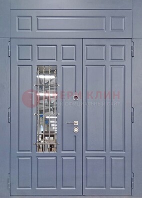 Серая двухстворчатая дверь Винорит со стеклом и ковкой ДСК-234 RAL 7024 в Омске