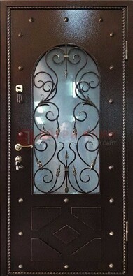 Влагостойкая дверь со стеклом и ковкой с декором ДСК-37 в Севастополе