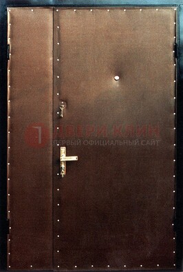 Коричневая тамбурная дверь с оформлением ДТМ-40 в Омске
