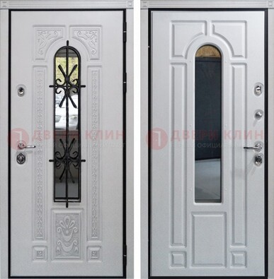 Белая стальная дверь с виноритом и ковкой снаружи ДВТ-197 в Омске