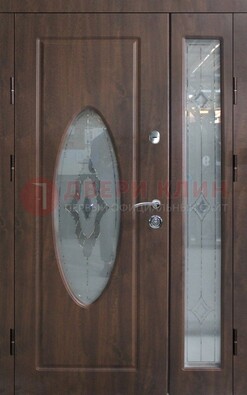 Коричневая двухстворчатая железная дверь с МДФ и витражом ВЖ-33 в Туле